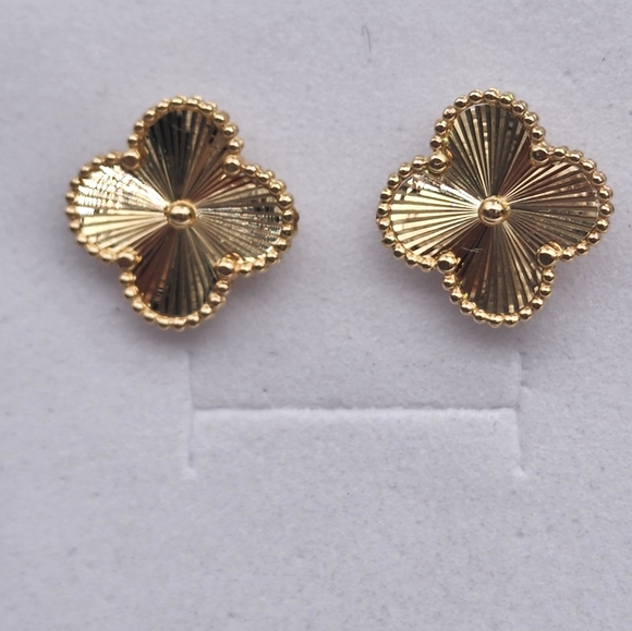 18K Yellow Gold Stud Earrings Clover Flower 12mm Real Au750 NEW Cute Au7… - Picture 2 of 12